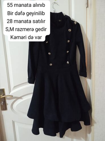 женская блуза в горошек: Qara rəngli qadın paltarı. Üst hissəsi düymə detalları ilə, boğazı