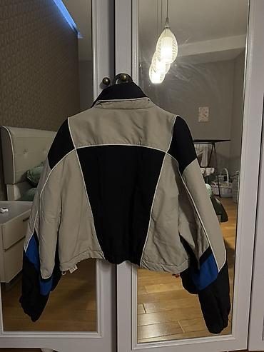 Kişi geyimləri: Bershka unisex küləkkeçirməz qısa gödəkçə - Rənglər: bej, qara və — 2