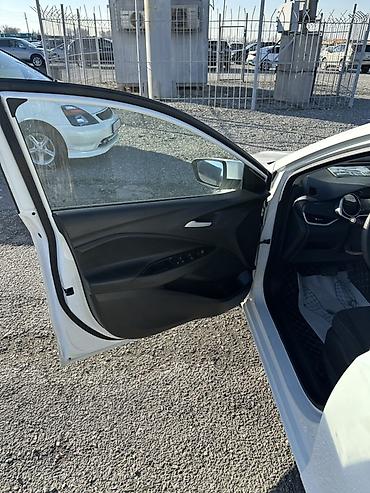 Chevrolet: Chevrolet Onix: 2020 г., Бензин, Седан — 5