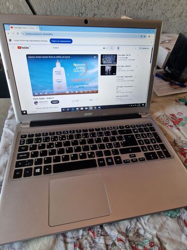Acer: Acer laptop u srebrnoj boji, pogodan za svakodnevnu upotrebu. Tanak — 9