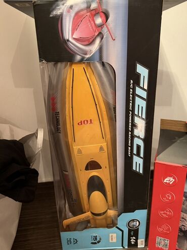 Ходунки: Fierce markalı, RC elektrik mühərrikli sarı rəngli yarış qayığı. Uzun
