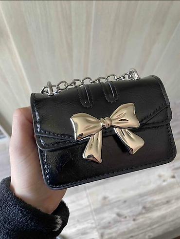 Çantalar: Mini çiyin çantası – qara, metal yay aksesuarı ilə - Dizayn: Parlaq — 3