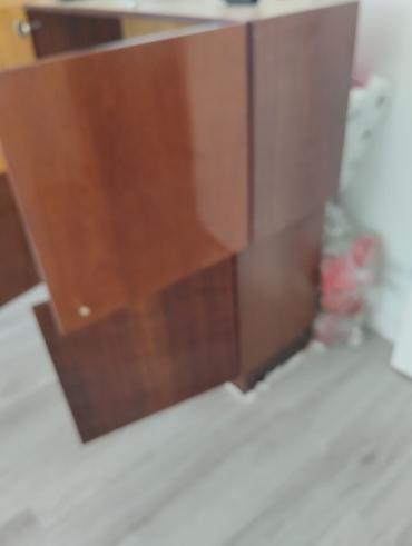 Digər dolablar: Klassik üslubda, ağac teksturalı dörd qapılı asma/üst dolab bölməsi — 4