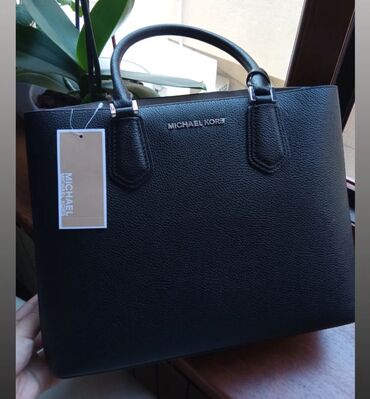 Şəxsi əşyalar: Yeni etiketli Michael Kors çanta əldədir. Amerikadan rəsmi saytdan