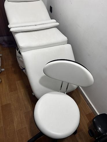 Salon, tibbi kreslolar: Ağ rəngli kosmetoloji çarpayı və ustaya uyğun oturacaq - Peşəkar — 1