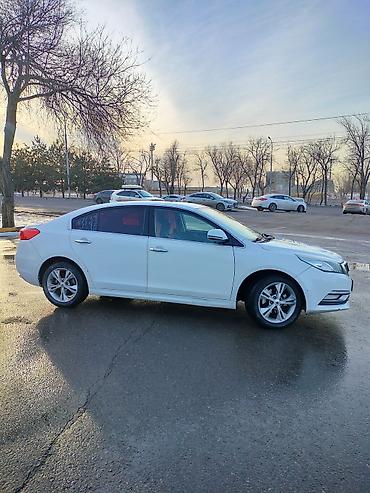 Другие автомобили: Седан белого цвета, правый/левый руль не указан, кузов — 4‑дверный — 7