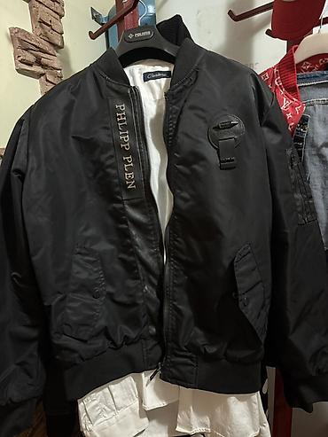 джинсы черные: Черная мужская бомбер‑куртка Philipp Plein.
Утепленная — 1