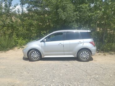 купить маленькую машину недорого: Toyota ist (неофф. праворульный хэтчбек, 5 дверей), серебристый цвет