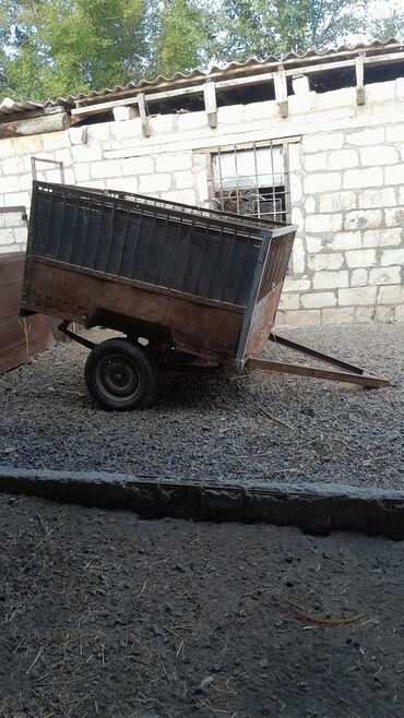 turistik qoşqu: Təkərli qoşqu yük daşımaq üçün nəzərdə tutulmuşdur. Metal