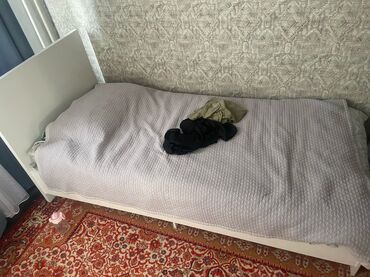 продам односпальную кровать: Односпальная кровать с белой рамой и высоким изголовьем. Кровать