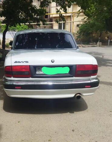 авторазбор грузовых авто: Ağ rəngli QAZ Volqa markalı sedan avtomobili. Avtomobil geniş salonu