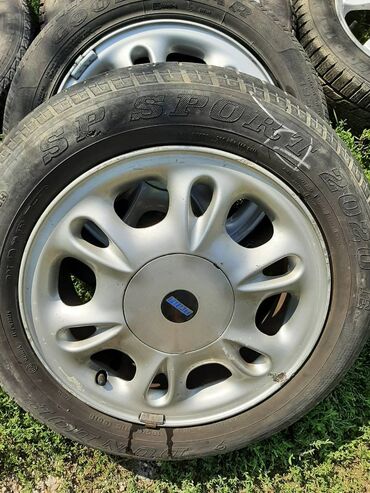 Gume i felne: 4 komada alu felne r15, sa 2 skoro nove i 2 polovne letnje gume. Na — 14