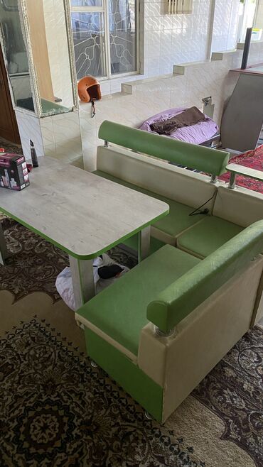 мебель токмок: Продаю мебельный гарнитур стол обеденный диваны стол учебный