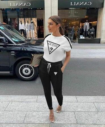 Gornji i donji deo: Veličine S M L XL
Cena 4400 din n — 7