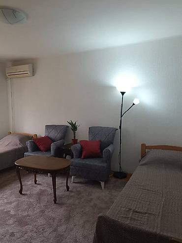 prodajem kuću za 3.000 evra prodaja kuća do 5000 eura: Izdajem renoviran 1.0 stan u Paviljonima, 35 m2. 2/5, pogled na park — 10
