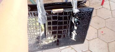 Torbe: Elegantna torbica, Materijal: Lakovana koža