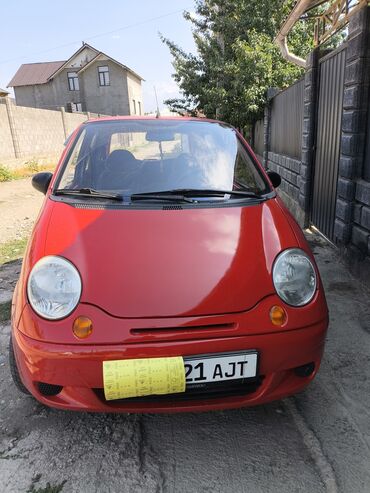 матиз аренда с выкупом: Красный хэтчбек Daewoo Matiz с компактными размерами, идеально