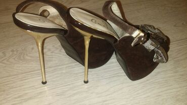 Туфли: 1. Богато и стильно. Красно-малиновый цвет насыщенный .на ноге — 11