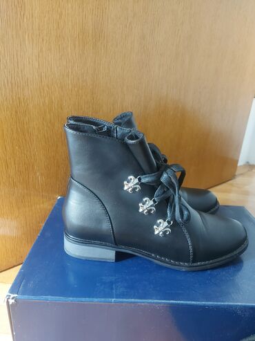 ugg lv boots: Ankle boots, 36