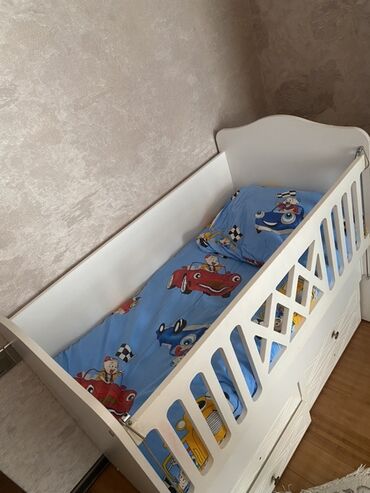 sadə qiz şəkilləri: Oğlan və qız üçün, Dördbucaq, Beşik, Dəst ilə, Matras ilə, Yellənmə mexanizmsiz