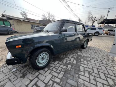 жугили кузов: Автомобиль ВАЗ-2107 темно-зеленого цвета. Четырехдверный седан с