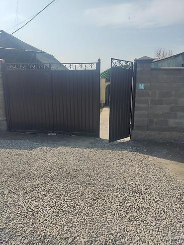 Продажа коттеджей и домов: Дом с двором и хозпостройками - Кирпичный забор, откатные/распашные — 1