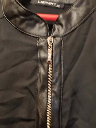 Bluze: Dve ženske bluze u nežnim neutralnim tonovima. 1) Puder‑roze bluza: - — 10