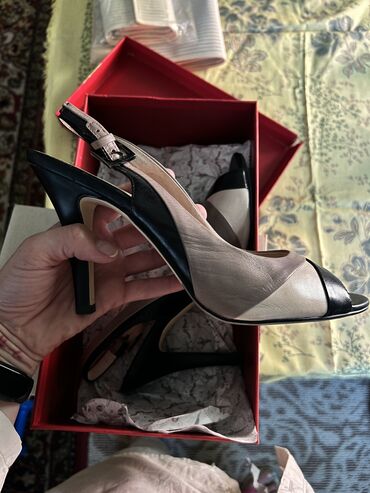 Другая женская обувь: Продаю женской обувь фирменные босоножки clarks натуральная кожа