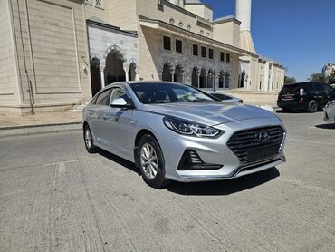 расрочкага машина алам: Автомобиль Hyundai Sonata серебристого цвета с плавными линиями кузова