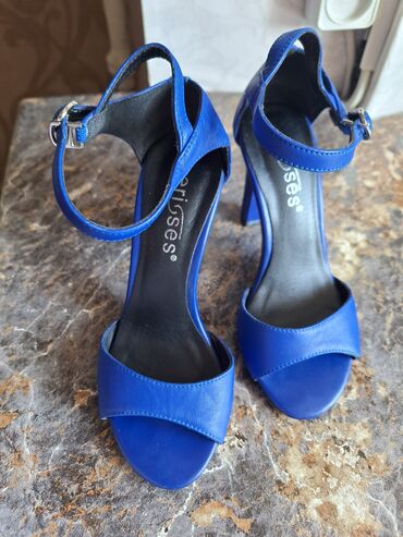 женские летние обуви: Кожаные босоножки от Erisses с удобной колодкой Только один выход