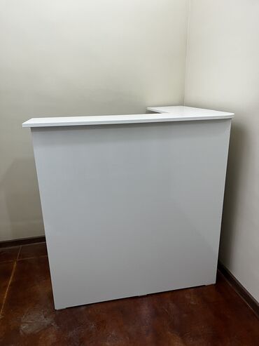 mebel işlenmiş: Reception masası satilir. Ela veziyyetde. Olcusu 116*110 small