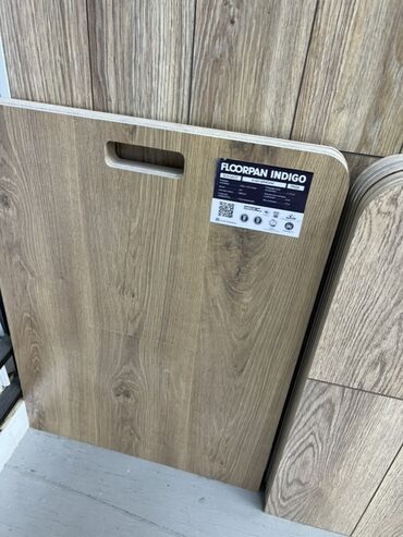 Ламинат: Панель ламината Floorpan Indigo с текстурой дерева. Предназначена для