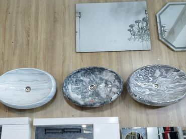 вешалка шкаф: Oval formalı, mərmər naxışlı çanaqlar müasir vanna otaqları üçün