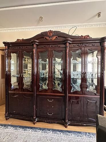 standing mirror: Классический буфет-витрина из массива тёмного дерева с резьбой и — 2