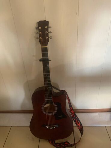 купить скрипку недорого: Гитара акустика прошу 8000 тищ комплект чехол струны