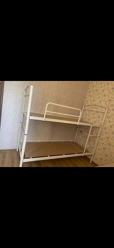İki mərtəbəli metal çarpayı - Rəng: ağ - Karkas: möhkəm metal borular