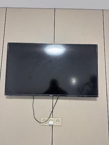 Телевизор Hisense, диагональ около 40–43". Плоская панель, тонкая