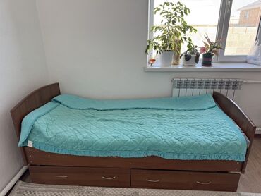 кровать с ящиками: Состояние Б/У Односпальная кровать с прочным деревянным каркасом и