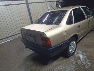 срочно продаю машины: Opel Vectra: 1990 г., 1.8 л, Механика, Бензин, Седан