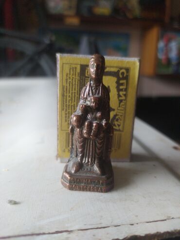 статуэтки для сада: Статуэтка из неизвестного метала "дева Мария с младенцем"