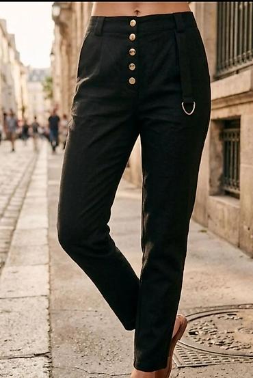 Ženske crne pantalone sa visokim strukom i ukrasnim dugmadima - Kroj