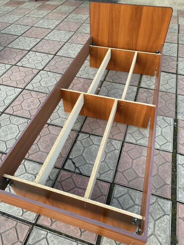 книжный полка бу: Односпальная кровать-основа из ЛДСП Размер: ориентировочно под матрас at lalafo.kg книжный полка бу: Односпальная кровать-основа из ЛДСП Размер: ориентировочно под матрас