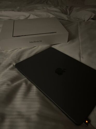 жумуш ош стройка: Qara rəngli MacBook Air noutbuku. Minimalist dizayna malikdir və
