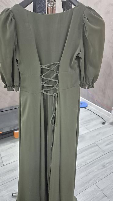 mc buff 12000: Zeytun-yaşıl rəngdə uzun don - Model: kvadrat yaxalı, büzgülü ön — 2