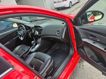 Chevrolet: Chevrolet Cruze LT sedan – parlaq qırmızı rəngdə, qara rəngli 17'' — 15