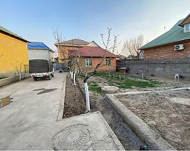 Продажа коттеджей и домов: Продаётся дом с большим двором и садом.участок 5 соток дом 3 комнат — 1