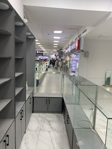 сдаю бутик в гуме: Сдаю Витрина, 60 м², ЦУМ Айчурек, С ремонтом, Действующий, С оборудованием