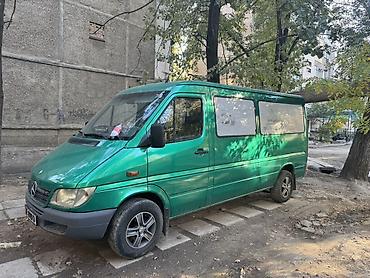 Mercedes-Benz Sprinter, цельнометаллический фургон зелёного цвета