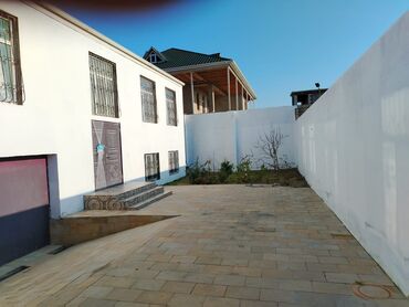 Həyət evləri və villaların satışı: Uşaq otağı və həyəti olan fərdi ev - İki mərtəbəli ağ rəngli fərdi — 10