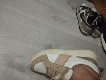 Сапоги: Обувь кожаная с Европы, цена первых 250 сом.Вторая обувь теплая очень — 15